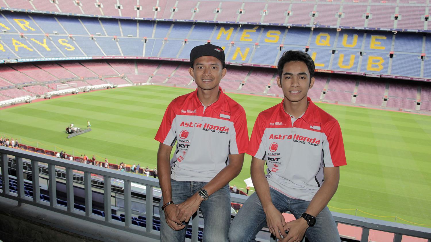 Dimas Ekky Pratama dan Andi Gilang berfoto di Camp Nou, markas Barcelona. - INDOSPORT